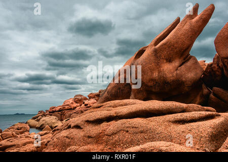 Beeindruckende Felsformationen an der Cote De Granit Rose in der Bretagne, Frankreich Stockfoto