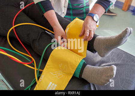 Zusatzarterie Krankheit messen für Patienten Knöchel-Arm-Index (ABI) Test Ischämie der Gliedmaßen Stockfoto