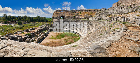 Griechische Theater umgebaut in 225-200 BC&wieder in 175 BC, 68 AD und 299 AD zu einer Breite von 139,8 Meter mit Platz für 18.500 Menschen. Milet archäologischen Sitzen Stockfoto