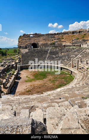 Griechische Theater umgebaut in 225-200 BC&wieder in 175 BC, 68 AD und 299 AD zu einer Breite von 139,8 Meter mit Platz für 18.500 Menschen. Milet archäologischen Sitzen Stockfoto