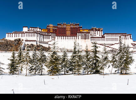 Die berühmten Potala Palast an einem sonnigen Wintertag in Lhasa in Tibet, China. Stockfoto