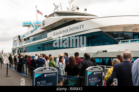 New York, USA - 15. Oktober 2017: Passagiere warten eine Party cruise Tour rund um New York City Board auf einen schönen Herbst Sonntag nachmittag zu. Stockfoto