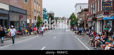 Rockland, Maine, USA - 5. August 2018: Die Menschen beginnen, die Straßen von Rockland Maine an der jährlichen Lobster Festival Parade zu genießen. Stockfoto