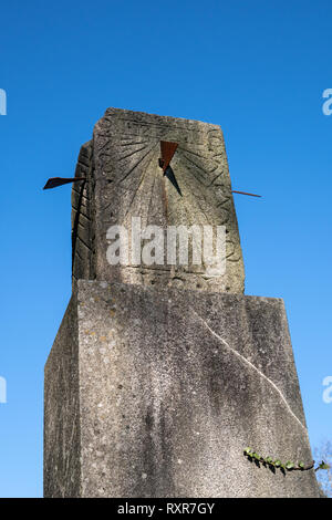 Alte Sonnenuhr isoliert von Granit Stein auf blauen Himmel gemacht Stockfoto