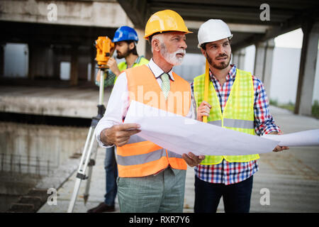 Techniker, Meister und Arbeiter diskutieren in Gebäude Baustelle Stockfoto