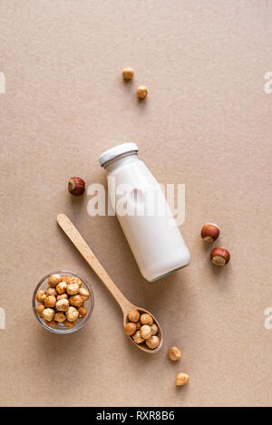 Haselnuss Milch auf beigem Hintergrund, kopieren. Gesunde vegane alternative Ersatz ohne Milchprodukte Getränk - Flasche haselnuss Milch. Stockfoto