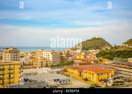 Capo di Orlando, Italien - 06.02.2019: Capo di Orlando mit seinen Stränden an der Nordküste von Sizilien, Italien Stockfoto