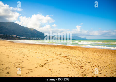 Schöner Blick aufs Meer vom Strand von Alcamo Marina, Sizilien, Italien Stockfoto