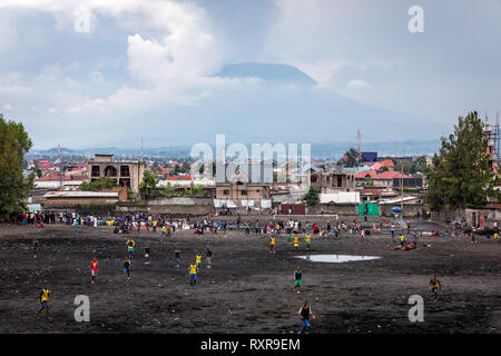 Die Stadt Goma, Demokratische Republik Kongo, mit Vulkan Nyiragongo in der Ferne Stockfoto