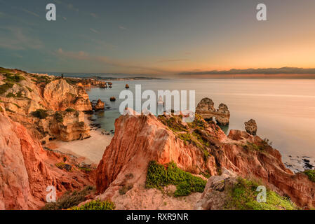 Erstaunliche Landschaft bei Sonnenaufgang. Schöner Strand in der Nähe von Lagos in Ponta da Piedade, Algarve, Portugal. Marine mit Cliff Felsen. Portugal Ferien Stockfoto