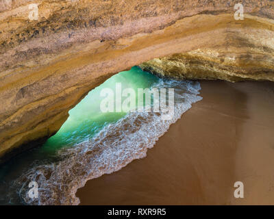 Berühmte natürliche Höhle in Benagil Strand in Algarve Portugal. Landschaft zu einem der wichtigsten Urlaubsziele in Europa. Sommer touristische Attraktion. Dro Stockfoto