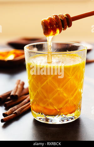 Frische hausgemachte golden Milch mit Curcuma, Zimt und Honig Stockfoto