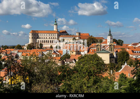 Malerische, alte historische Stadt Mikulov mit einer Burg und Weinberge um, Südmähren, Tschechische Republik Stockfoto
