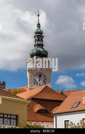 Malerische, alte historische Stadt Mikulov mit einer Burg und Weinberge um, Südmähren, Tschechische Republik Stockfoto