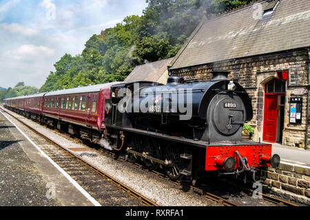 Sattel Tenderlokomotive 68013 Anreise mit einem Rake von Kutschen im Darley Dale station Stockfoto