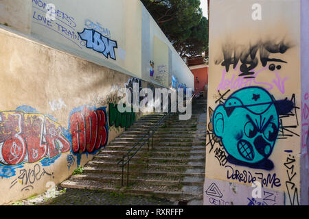 Umfangreiche Graffiti auf Caracol da Graça, eine steile Fußgängerweg in Graça, Lissabon, Portugal Stockfoto