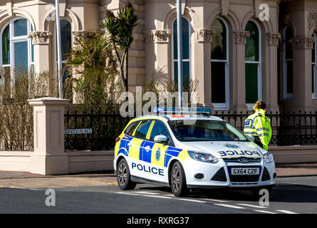 Eastbourne, East Sussex, UK. 10. März 2019. Starke Winde über Nacht lösen Dachziegel zwingt Polizei vorübergehend Trinity Ort Eastbourne Credit: Newspics UK Süd/Alamy Leben Nachrichten schließen Stockfoto