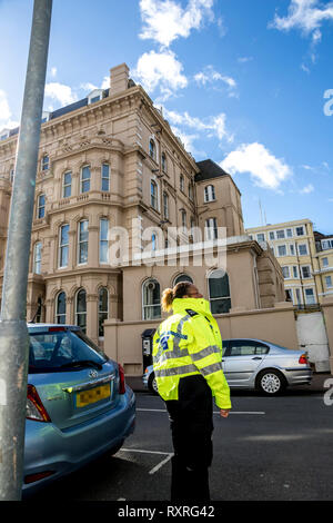 Eastbourne, East Sussex, UK. 10. März 2019. Starke Winde über Nacht lösen Dachziegel zwingt Polizei vorübergehend Trinity Ort Eastbourne Credit: Newspics UK Süd/Alamy Leben Nachrichten schließen Stockfoto