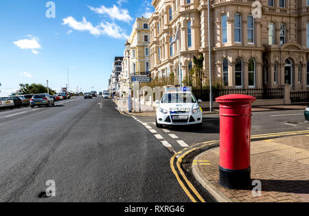 Eastbourne, East Sussex, UK. 10. März 2019. Starke Winde über Nacht lösen Dachziegel zwingt Polizei vorübergehend Trinity Ort Eastbourne Credit: Newspics UK Süd/Alamy Leben Nachrichten schließen Stockfoto