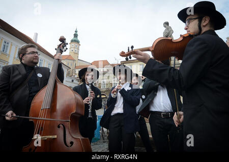 Mikulov, Tschechische Republik. 9 Mär, 2019. Die jüdische Musiker in einer traditionellen Karneval Kostüm Spaziergang von Haus während der traditionelle Folklore Karnevalsumzug in Mikulov in der Region Südmähren in der Nähe von Österreich. Masopust und besonders die letzten Tage dieser Zeit war ein offizieller Feiertag des Wohllebens für Leute, die in der Vergangenheit. Das Wort wird aus fasank mangling das deutsche Wort Fashing, die die gleiche Bedeutung hat. Credit: Slavek Ruta/ZUMA Draht/Alamy leben Nachrichten Stockfoto