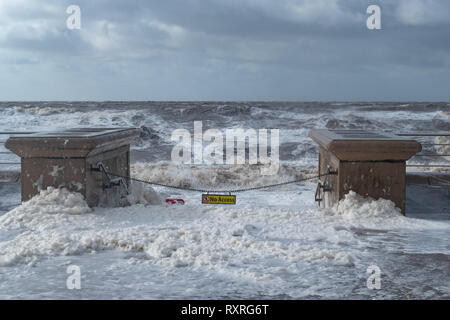 Blackpool UK, 10. März 2019. Wetter news. Stürme und Hugh wellen Teig der Küstenlinie in Blackpool heute. Die Temperatur kalt mit einer schweren Wind chill für diejenigen, die zu Fuß zu diesem Nachmittag. © Gary Telford/Alamy leben Nachrichten Stockfoto