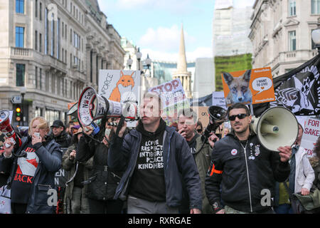 London, Großbritannien. 10 Mär, 2019. Die Demonstranten versammeln sich in Cavendish Square vor marschieren Parliament Square. Da die Jagd Act im Jahr 2004 Tausende von Füchsen eingeführt wurde, haben gejagt und getötet. Jagd saboteure haben immer wieder Opfer von Gewalt wurde mit wenig Aktion, die von der Polizei genommen wird. Penelope Barritt/Alamy Live News Credit: Penelope Barritt/Alamy leben Nachrichten Stockfoto