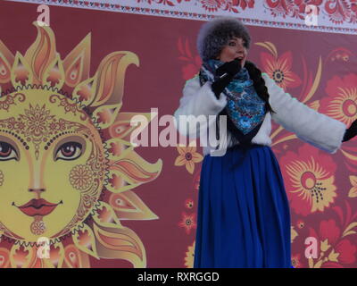 Russische Menschen feiern Maslenitsa bei Peter und Paul Festung, St