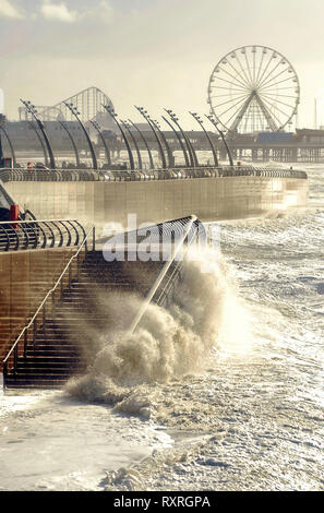 Blackpool, Lancashire, Großbritannien. 10. März 2019. Eine Kombination von Flut und starken Westwinden gale force Winde halten Menschen aus zu nahe am Meer an der Promenade in Blackpool zu wagen. Credit: Kev Walsh/Alamy leben Nachrichten Stockfoto