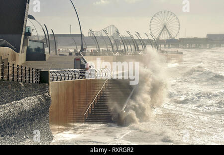 Blackpool, Lancashire, Großbritannien. 10. März 2019. Eine Kombination von Flut und starken Westwinden gale force Winde halten Menschen aus zu nahe am Meer an der Promenade in Blackpool zu wagen. Credit: Kev Walsh/Alamy leben Nachrichten Stockfoto