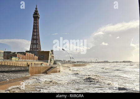 Blackpool, Lancashire, Großbritannien. 10. März 2019. Eine Kombination von Flut und starken Westwinden gale force Winde halten Menschen aus zu nahe am Meer an der Promenade in Blackpool zu wagen. Credit: Kev Walsh/Alamy leben Nachrichten Stockfoto