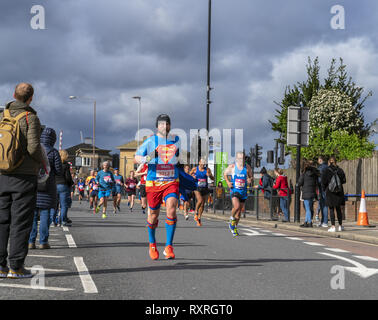 London, Großbritannien. 10. Mär 2019. Ein athletischer Mann in superman Kostüm konkurriert in Fundraising charity Vitalität große Halbmarathon. Credit: AndKa/Alamy leben Nachrichten Stockfoto