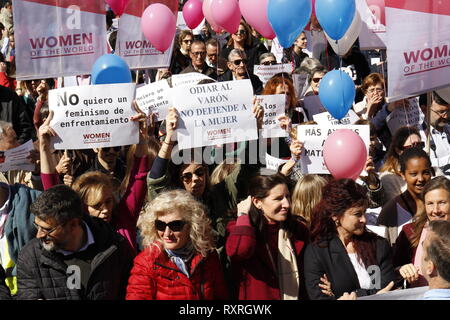 Madrid, Madrid, Spanien. 10 Mär, 2019. Die Demonstranten werden gesehen, Plakate und Ballone während der Demonstration. Frauen der Welt und anderen Plattformen ein feministischer Protest unter dem Motto "En femenino si y en Männlich también "organisierte" (ja bei weiblichen und auch männlichen) zwei Tage nach dem 8. Demonstration Wegen Tag der internationalen Frauen in Madrid: Rafael Bastante/SOPA Images/ZUMA Draht/Alamy leben Nachrichten Stockfoto