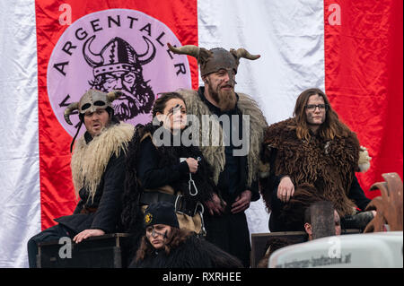 Februar 24, 2019 - Kressbronn am Bodensee, Baden-Württemberg, Deutschland - eine Gruppe von Feiernden tragen Wikinger Kleidung während des Karnevals in Kressbronn gesehen. Das kleine Dorf Kressbronn Bodensee bin feiert Karneval eine Woche vor, so dass Sie in der nahe gelegenen Paraden während des Karnevals Wochenende teilnehmen können, Kressbronn liegt im Süden von Deutschland, in Bodensee, und sein Teil von Baden-württemberg. Credit: Bruno de Carvalho/SOPA Images/ZUMA Draht/Alamy leben Nachrichten Stockfoto