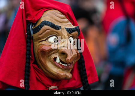 Februar 24, 2019 - Kressbronn am Bodensee, Baden-Württemberg, Deutschland - ein Nachtschwärmer das Tragen einer Maske ist während der Parade in Kressbronn gesehen. Das kleine Dorf Kressbronn Bodensee bin feiert Karneval eine Woche vor, so dass Sie in der nahe gelegenen Paraden während des Karnevals Wochenende teilnehmen können, Kressbronn liegt im Süden von Deutschland, in Bodensee, und sein Teil von Baden-württemberg. Credit: Bruno de Carvalho/SOPA Images/ZUMA Draht/Alamy leben Nachrichten Stockfoto