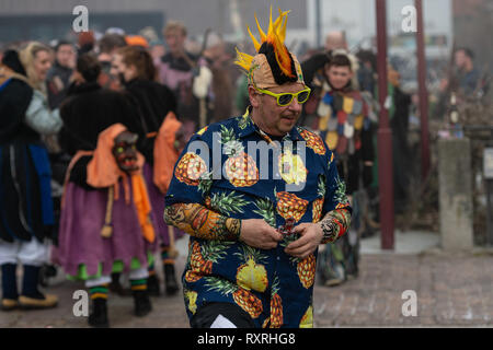 Februar 24, 2019 - Kressbronn am Bodensee, Baden-Württemberg, Deutschland - ein Nachtschwärmer ist während der Parade in Kressbronn gesehen. Das kleine Dorf Kressbronn Bodensee bin feiert Karneval eine Woche vor, so dass Sie in der nahe gelegenen Paraden während des Karnevals Wochenende teilnehmen können, Kressbronn liegt im Süden von Deutschland, in Bodensee, und sein Teil von Baden-württemberg. Credit: Bruno de Carvalho/SOPA Images/ZUMA Draht/Alamy leben Nachrichten Stockfoto