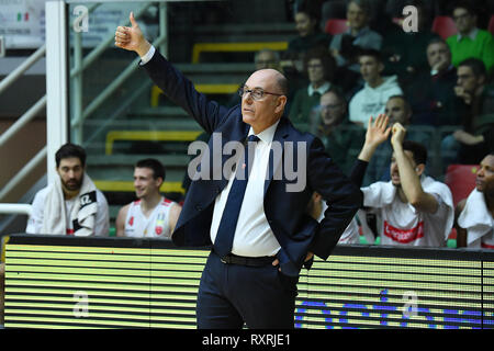 Foto Cafaro/LaPresse 10 Marzo 2019 Milano, Italia sport Warenkorb Sidigas Avellino vs Openjobmetis Varese - Campionato Italiano di Warenkorb Serie A PosteMobile, Spielzeit 2018/19. Nella Foto: Attilio CAJA, Allenatore di Varese. Foto Cafaro/LaPresse März 10, 2019 Avellino, Italien sport Warenkorb Sidigas Avellino vs Openjobmetis Varese - Italienische Lega Basket Serie A PosteMobile, Saison 2018/2019. In der Pic: Attilio CAJA, Trainer des Openjobmetis Varese shouts Anweisungen an seine Mannschaft. Stockfoto