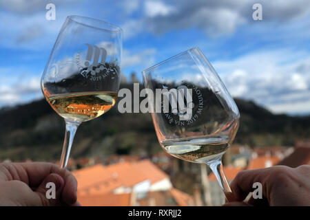Mikulov, Tschechische Republik. 9 Mär, 2019. Eine niedrige Winkel Blick durch ein Glas Wein am Heiligen Berg (ursprünglich Tanzberg Hügel) ist eine der landmarksof Mikulov, die nicht übersehen werden. Der Grundstein wurde am 2. Juli 1623 geweiht. Ein Kreuzweg aus sieben Kapellen wurde auch auf den Heiligen Berg zu der Zeit etabliert. Die Stadt Mikulov ist Teil der historischen Region Mähren, direkt an der Grenze zu Niederösterreich. Mikulov liegt zwischen dem Pavlovske vrchy hügeligen Gegend und dem Rand des Mikulov Hochland, Stretching bis zur Thaya und die drei Nove Mly gelegen Stockfoto