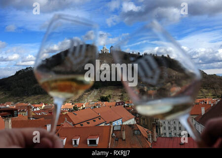 Mikulov, Tschechische Republik. 9 Mär, 2019. Eine niedrige Winkel Blick durch ein Glas Wein am Heiligen Berg (ursprünglich Tanzberg Hügel) ist eine der landmarksof Mikulov, die nicht übersehen werden. Der Grundstein wurde am 2. Juli 1623 geweiht. Ein Kreuzweg aus sieben Kapellen wurde auch auf den Heiligen Berg zu der Zeit etabliert. Die Stadt Mikulov ist Teil der historischen Region Mähren, direkt an der Grenze zu Niederösterreich. Mikulov liegt zwischen dem Pavlovske vrchy hügeligen Gegend und dem Rand des Mikulov Hochland, Stretching bis zur Thaya und die drei Nove Mly gelegen Stockfoto