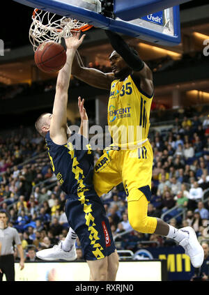 Berlin, Deutschland. 10 Mär, 2019. Basketball: Bundesliga, ALBA Berlin - EWE Baskets Oldenburg, Hauptrunde, 23. Spieltag. ALBA's Landry Nnoko (r) den Ball in den Korb und hängt von es. Credit: Andreas Gora/dpa/Alamy leben Nachrichten Stockfoto