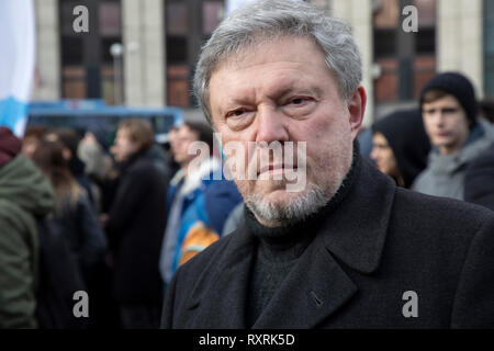 Moskau, Russland. 10. Mär 2019. Politiker Jawlinski, Führer der sozial-liberalen Partei Jabloko, nimmt teil an einer Kundgebung gegen die Isolation der Russischen Internet in Sakharova Avenue in Moskau Credit: Nikolay Winokurow/Alamy leben Nachrichten Stockfoto