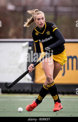 DEN BOSCH-10-03-2019, HC Den Bosch D1-Hurley, Eishockey Saison 2018 / 2019. Hockeycomplex Oosterplas. Sanne erläutert Jan Koolen während dem Spiel HC Den Bosch D1-Hurley. Stockfoto