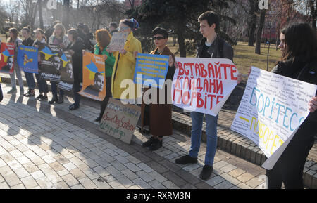 Kiew, Ukraine. 9 Mär, 2019. Demonstranten gesehen Plakate während der Rallye. Ukrainer Kundgebung in Solidarität mit den Einwohnern der beigefügten Krim, an der Shevchenko Park in Kiew. Credit: Alexey Ivanov/SOPA Images/ZUMA Draht/Alamy leben Nachrichten Stockfoto