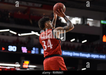 Cincinnati, Ohio, USA. 10 Mär, 2019. Cincinnati Bearcats Guard Jarron Cumberland (34) zieht sich für einen Schuß während der NCAA Mens Basketball Spiel zwischen den Houston Cougars und die Cincinnati Bearcats am fünften dritten Arena in Cincinnati, Ohio. Austyn McFadden/CSM/Alamy leben Nachrichten Stockfoto