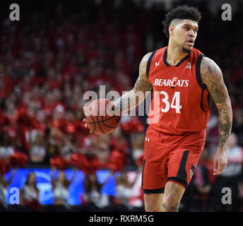 Cincinnati, Ohio, USA. 10 Mär, 2019. Cincinnati Bearcats Guard Jarron Cumberland (34) sucht nach einem offenen Mannschaftskamerad während der NCAA Mens Basketball Spiel zwischen den Houston Cougars und die Cincinnati Bearcats am fünften dritten Arena in Cincinnati, Ohio. Austyn McFadden/CSM/Alamy leben Nachrichten Stockfoto