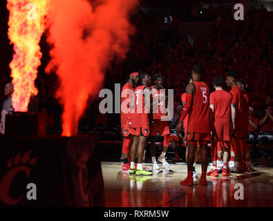 Cincinnati, Ohio, USA. 10 Mär, 2019. Der Universität von Cincinnati Bearcats erhalten, bevor der NCAA Mens Basketball Spiel zwischen den Houston Cougars und die Cincinnati Bearcats am fünften dritten Arena in Cincinnati, Ohio hyped. Austyn McFadden/CSM/Alamy leben Nachrichten Stockfoto