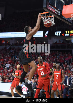 Cincinnati, Ohio, USA. 10 Mär, 2019. Houston Cougars freuen Fabian Weiß Jr (35) taucht die Kugel während der NCAA Mens Basketball Spiel zwischen den Houston Cougars und die Cincinnati Bearcats am fünften dritten Arena in Cincinnati, Ohio. Austyn McFadden/CSM/Alamy leben Nachrichten Stockfoto