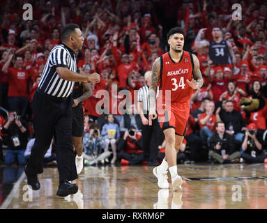 Cincinnati, Ohio, USA. 10 Mär, 2019. Cincinnati Bearcats Guard Jarron Cumberland (34) reagiert auf das Schlagen einer 3 Zeiger während der NCAA Mens Basketball Spiel zwischen den Houston Cougars und die Cincinnati Bearcats am fünften dritten Arena in Cincinnati, Ohio. Austyn McFadden/CSM/Alamy leben Nachrichten Stockfoto