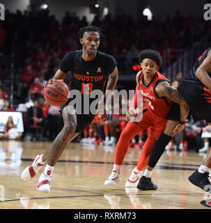 Cincinnati, Ohio, USA. 10 Mär, 2019. Houston Cougars Guard Dejon Jarreau (13) Festplatten mit bis Hof während der NCAA Mens Basketball Spiel zwischen den Houston Cougars und die Cincinnati Bearcats am fünften dritten Arena in Cincinnati, Ohio. Austyn McFadden/CSM/Alamy leben Nachrichten Stockfoto