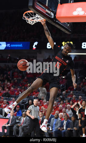 Cincinnati, Ohio, USA. 10 Mär, 2019. Houston Cougars Guard Dejon Jarreau (13) taucht die Kugel während der NCAA Mens Basketball Spiel zwischen den Houston Cougars und die Cincinnati Bearcats am fünften dritten Arena in Cincinnati, Ohio. Austyn McFadden/CSM/Alamy leben Nachrichten Stockfoto