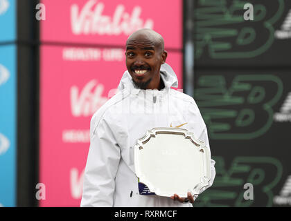 London, Großbritannien. 10. Mär 2019. Die Vitalität große Halbmarathon; Sieger Sir Mo Farah Posen mit dem Platz 1 Gewinner Platte auf dem Podium Credit: Aktion Plus Sport Bilder/Alamy leben Nachrichten Stockfoto